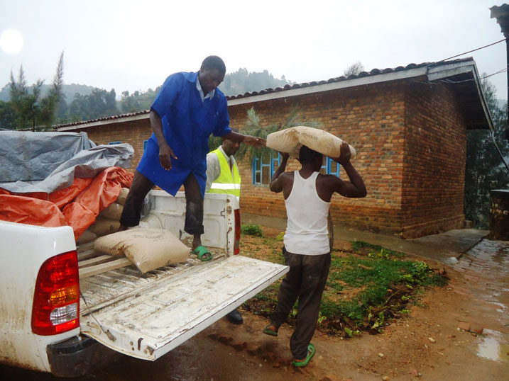 Ishuri ribanza rya Gihango ryahawe amasima azabafasha kubaka ibibaho n