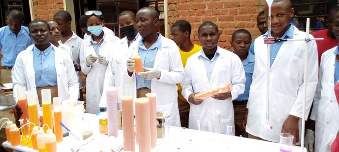 Icyuma kiri iburyo, nicyo cyifashishwa mu gupima ubusharire bw'ubutaka no gukora ibipimo by'imyungu ngugu