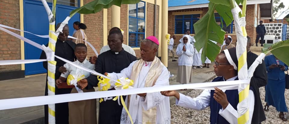 Musenyeri Harolimana wayifunguye ku mugaragaro yibukije ababyeyi n'abarezi kwita ku burere n'imyigire y'abana