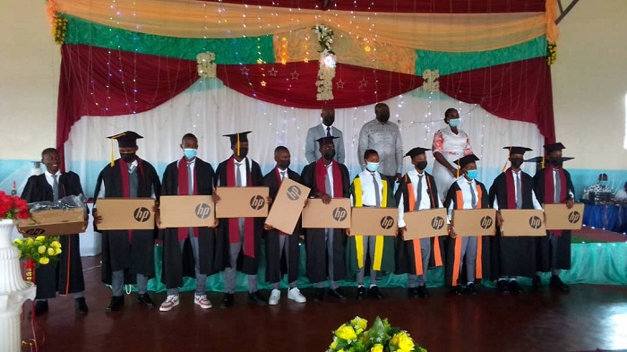 Guverineri Gasana na bamwe mu batsinze ibizamini bisoza amashuri yisumbuye (icyiciro Rusange), abahize abandi bahembwe mudasobwa ngendanwa