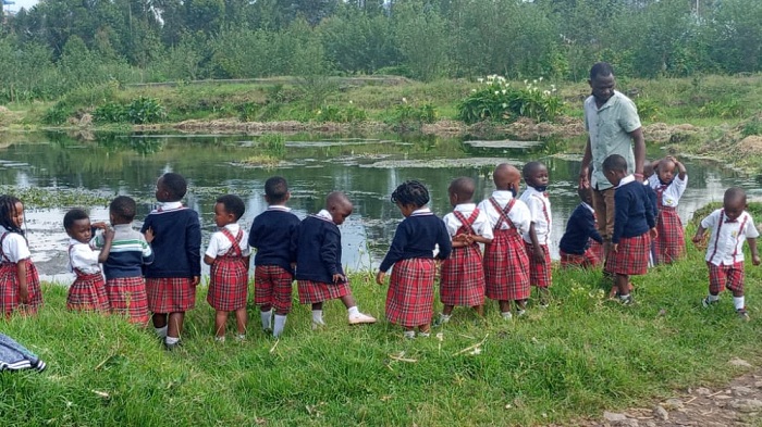 Abana batemberezwa bimwe mu bikikije ako gace mu rwego rwo kubafasha kumenya byinshi