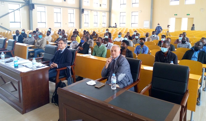 Prof. Roberto Valentino na Prof. Davide Barbanti(bicaye imbere) bigisha muri Kaminuza ya Parma