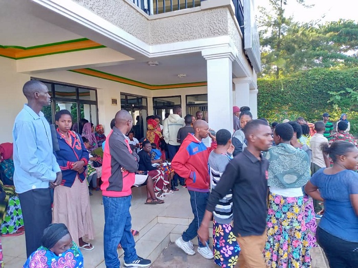 Abantu benshi bazindukiye kuri SACCO Kinyinya kwishyurira abana