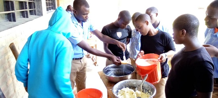Abanyeshuri baravangura amata ya soya n'ibikorwamo inyama ya tofu