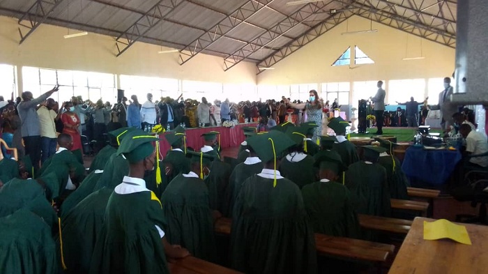 Abana bapfukamye barabasengera