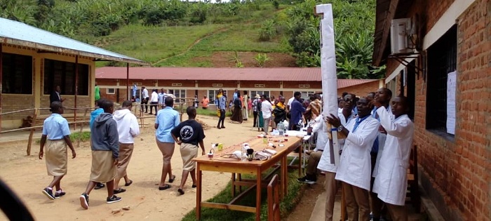 Abanyeshuri berekanye icyuma kireba kure gishyirwa ku bwato bwibira mu mazi