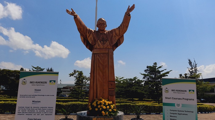 Ishusho ya Mutagatifu Yohani Pawulo ll, Umurinzi wa INES-Ruhengeri yagejejwe muri iryo shuri ihabwa umugisha