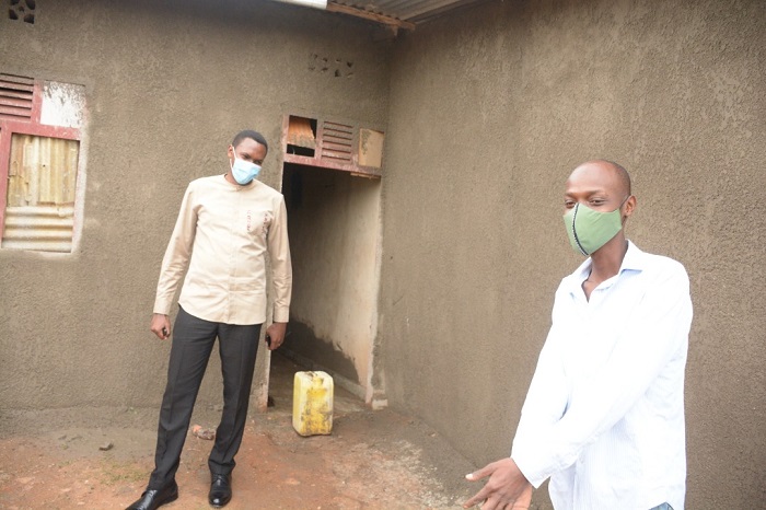 Umuyobozi Nshingwabikorwa aganira na Gasigwa (wambaye ishati y'umweru)