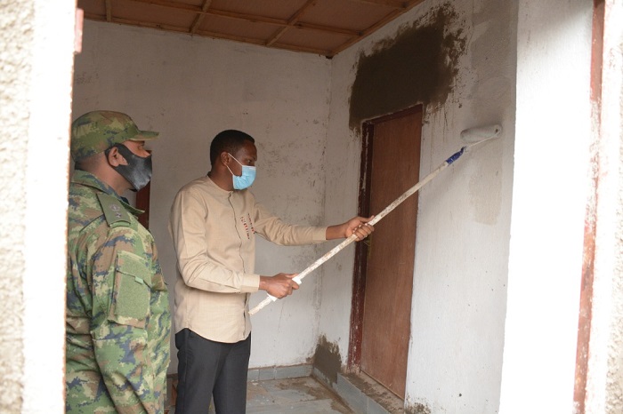 Umuyobozi Nshingwabikorwa w'Akarere ka Nyarugenge mu gikorwa cyo gutera irangi inzu yubatswe