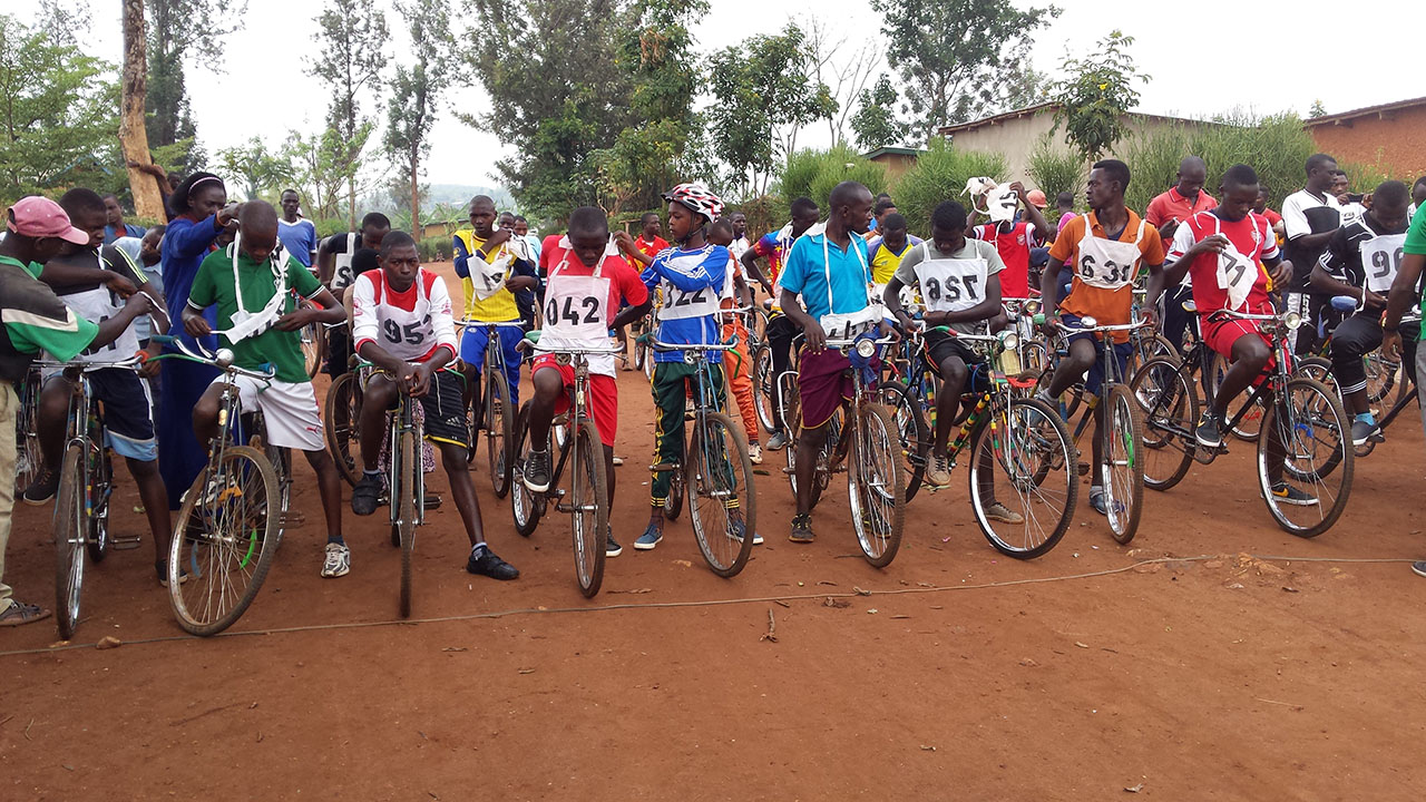 Isiganwa ryitabiriwe n'abasore 40 banyonga amagare asanzwe ya pinebaro