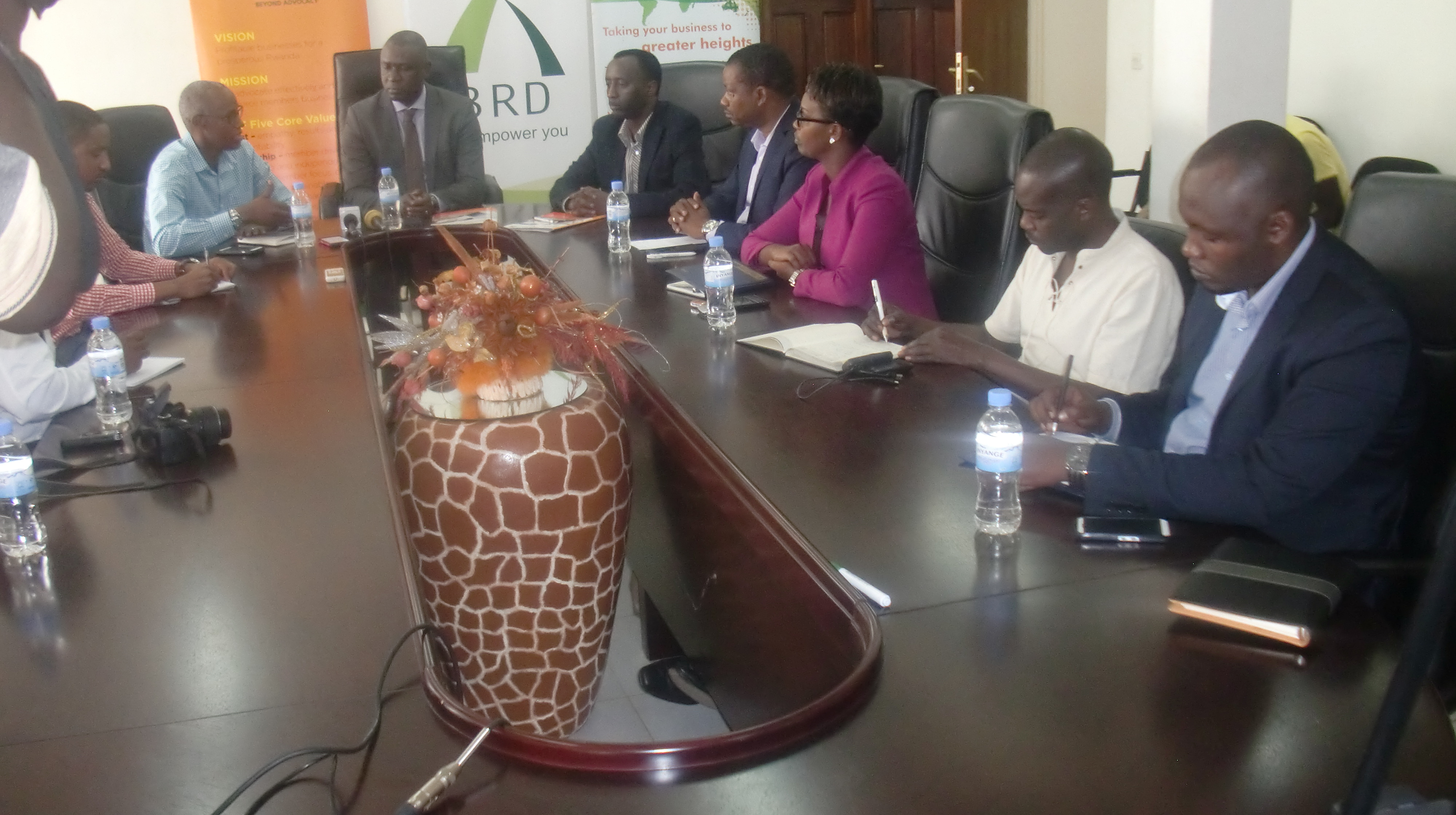 Isinywa ry'aya masezerano ryitabiriwe n'abantu banyuranye