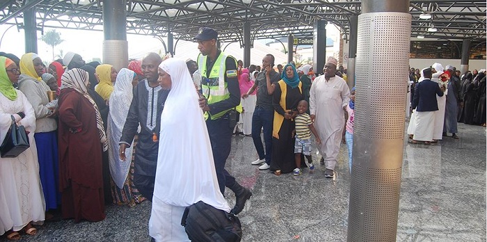 Ubwo bageraga ku kibuga cy'indege i Kanombe bahasanze imbaga y'abantu benshi bari baje kubakira, ariko Polisi irabafasha kugira ngo hatagira uhutazwa