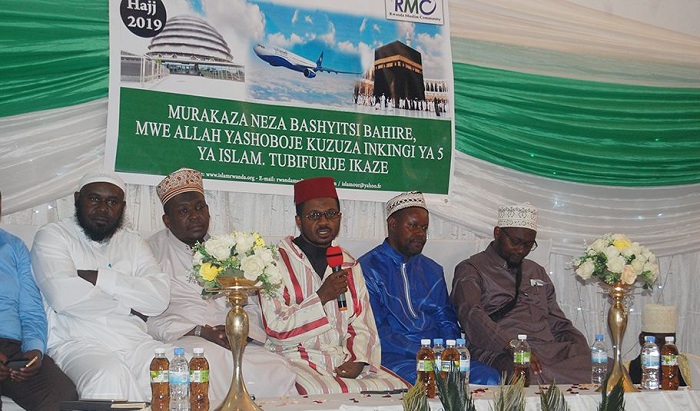 Umuhango wo kubakira witabiriwe na bamwe mu bayobozi bakuru b'umuryango w'Abayislamu mu Rwanda (RMC) barimo Umuyobozi wungirije w'Abayislamu mu Rwanda, Sheikh Nshimiyimana Swaleh (ufite micro)