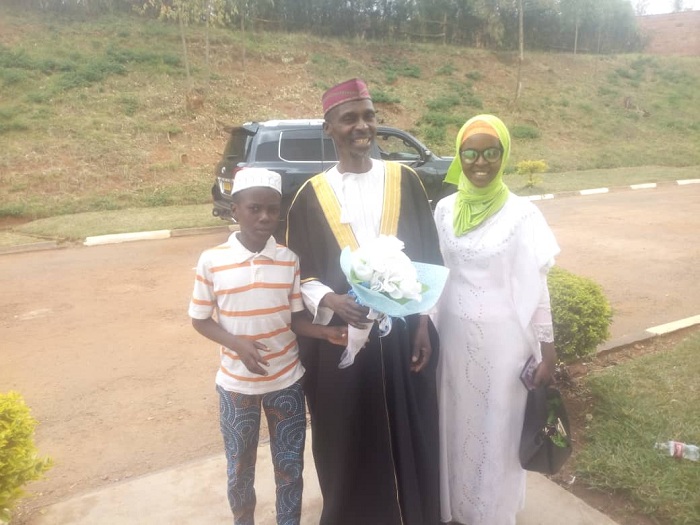 Aba bana bari baje kwakira umubyeyi wabo witwa Bagabo Rashid wo mu Kagari ka Mabare Umurenge wa Rubona mu Karere ka Rwamagana. Hadj Bagabo avuye mu mutambagiro mutagatifu i Maka abikesha umugiraneza wamwemereye itike nyuma yo kumva ubutwari bwe bw'uburyo yarwanye ku Batutsi bicwaga muri Jenoside