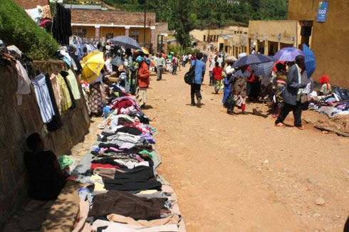 Igice kimwe cy'iryo soko kiremera ku nkengero z'umuhanda.