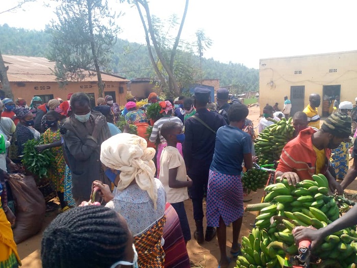 Abantu babaga bacucitse, KWIRINDA Covid-19 ntibyorohe bituma isoko riba rifunzwe