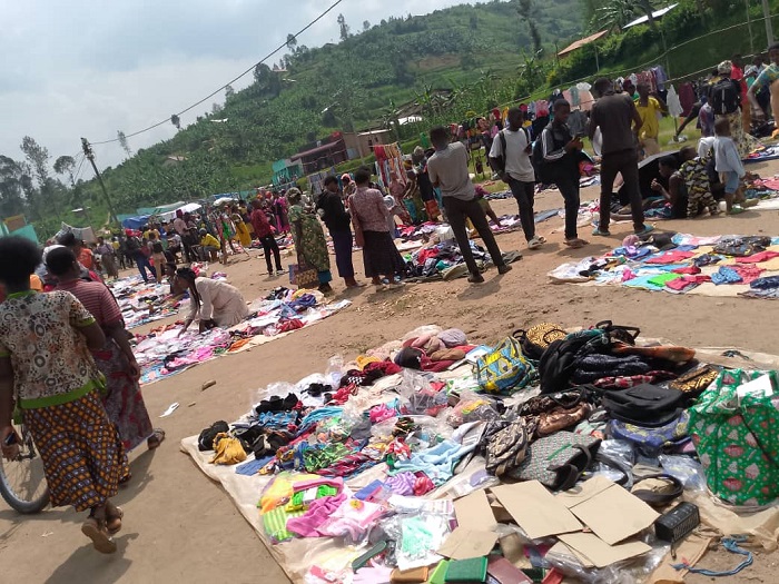 Abacururiza mu Ryabazira bifuza ko ryubakwa bagatandukana no gucururiza hasi