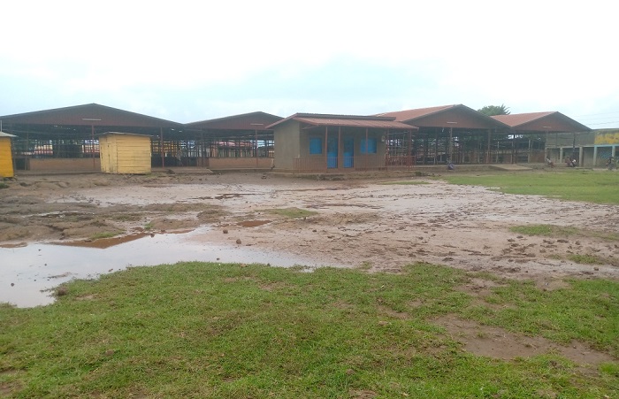 Mu gihe cy'imvura iri soko rirekamo amazi y'ibiziba n'ibyondo bigahagarika ubucuruzi