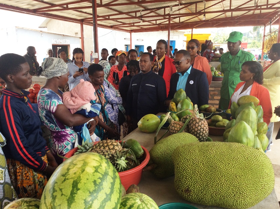 Abayobozi basuye isoko ry'imbuto rya Mushimba