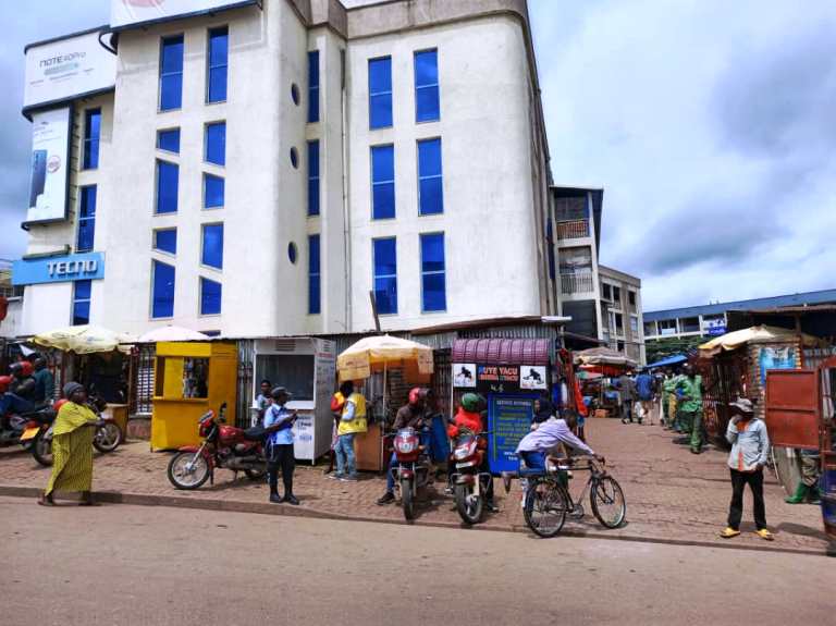 Ku kazamuka kari muri uriya muryango ni ho hanyerera, ku buryo hari abantu bahagwa