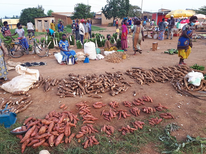 Kubera isoko ryubakiye rya Rwempasha riri kure yabo, bahisemo kwikorera agasoko gato barambika ibicuruzwa hasi
