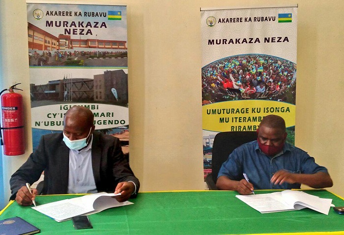 Umuyobozi w'Akarere ka Rubavu, Habyarimana Gilbert na Twagirayezu Pierre Celestin ukuriye Rubavu Investment Company basinya amasezerano