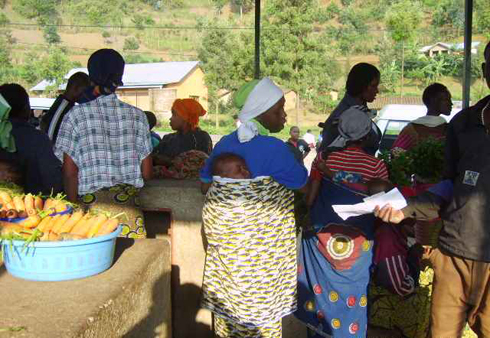 Bamwe mu baturage bacuruza mu isoko rya Bazirete.