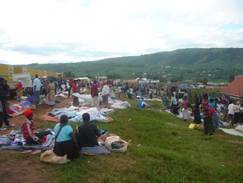 Abenshi usanga bahitamo gucururiza hanze y'isoko.