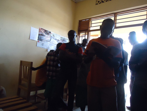 Urubyiruko rwinshi ruza gusoma ibitabo mu isomero ryashinzwe na Masahiko i Nyamata.