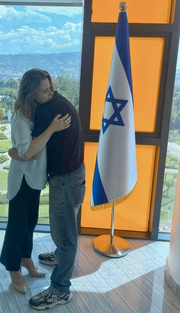 Ambasaderi Einat Weiss yasezeye umugabo we wagiye ku rugamba