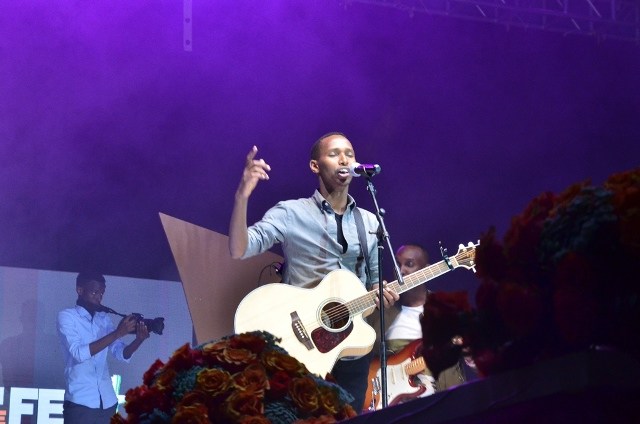 Israel Mbonyi yaririmbye mu gitaramo yahuriyemo na Don Moen