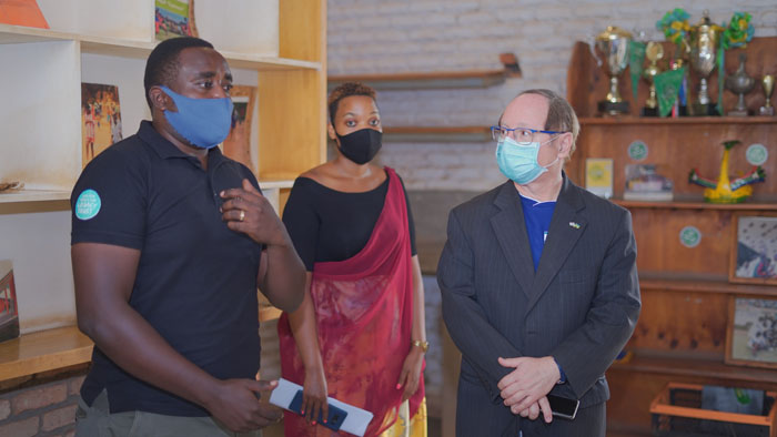 Ambasaderi Ron Adam yaneretswe bimwe mu bikorwa by'umuryango wa Espérance
