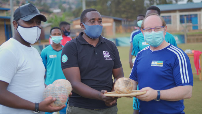 Ambasaderi Ron Adam wa Israel mu Rwanda yahawe impano zirimo imipira izwi nka karere