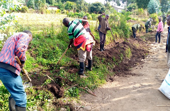 Abaturage bahagurukiye ibikorwa by'isuku no ku nkengero z'imihanda