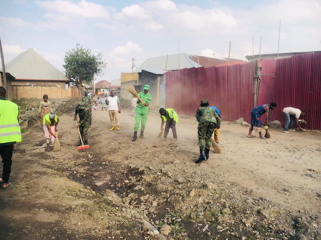 Inzego z'umutekano zifasha abaturage mu isuku 