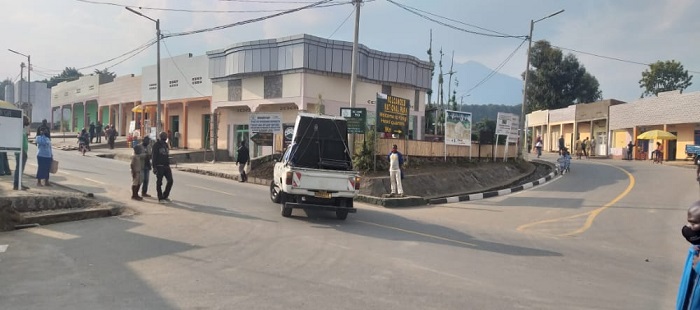 Ba nyiri inzu n'amaduka byo mu ma santere anyuranye bakomeje kuharimbisha banoza isuku 