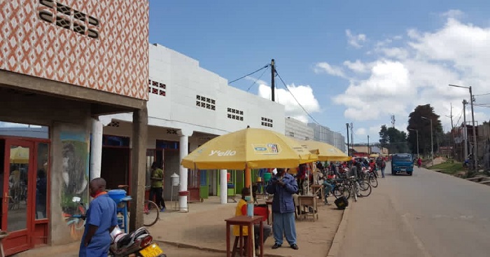 Abatuye muri kano gace bavuga ko bahagurukiye isuku bitegura abashyitsi bazakagenderera basura ibyiza nyaburanga byaho