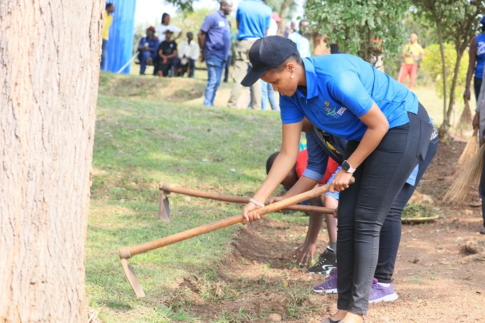 Eng. Patricie Uwase yifatanyije n'abandi mu muganda
