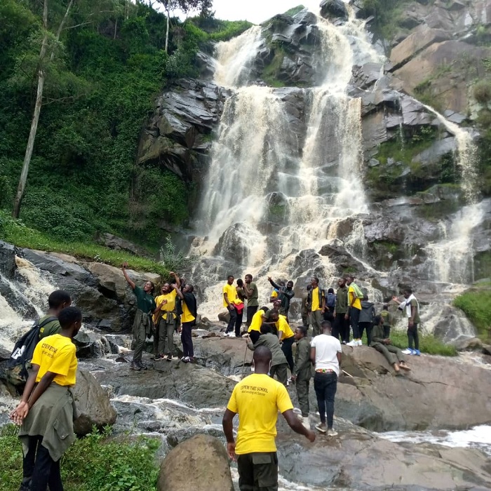 Isumo rya Rugezi rikomeje gusurwa na bamwe biganjemo abanyeshuri