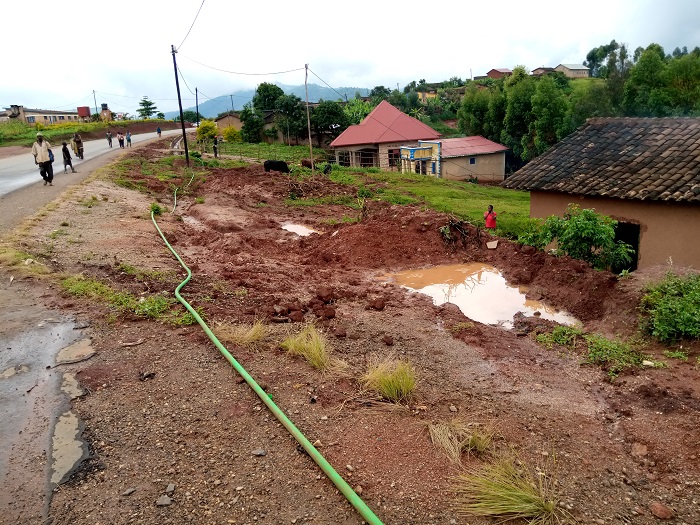 Ku ruhande rutariho umuferege amazi yinjira mu nzu z'abaturage