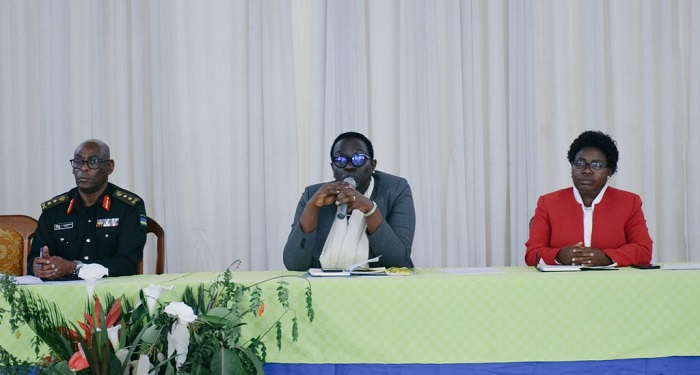 Minisitiri Kayisire (hagati), yari kumwe n'Umuyobozi w'Inkeragutabara mu Ntara y'Amajyaruguru Maj Gen Eric Murokore Guverineri Dancille Nyirarugero