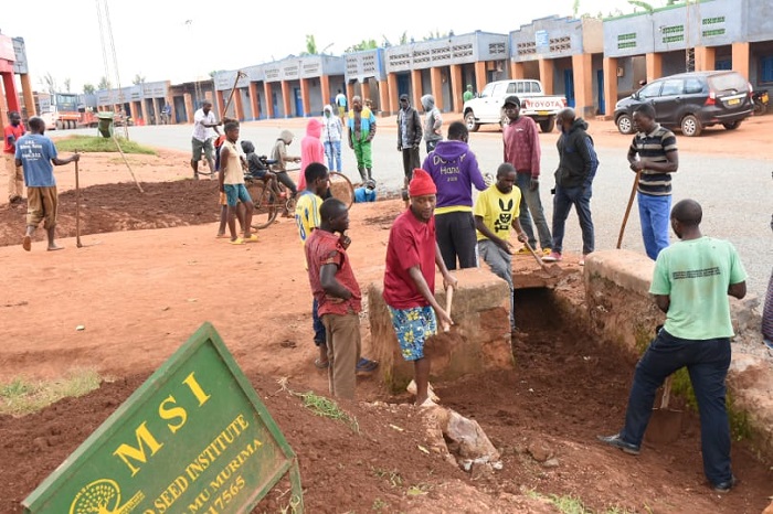 I Murambi hasibuwe inzira z'amazi kugira ngo imvura nigwa atazasenya umuhanda