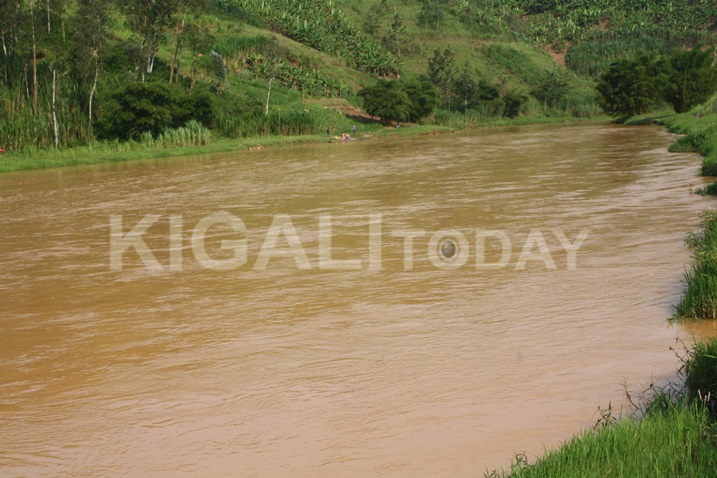 Isuri ngo niyo yanduza aya mazi.