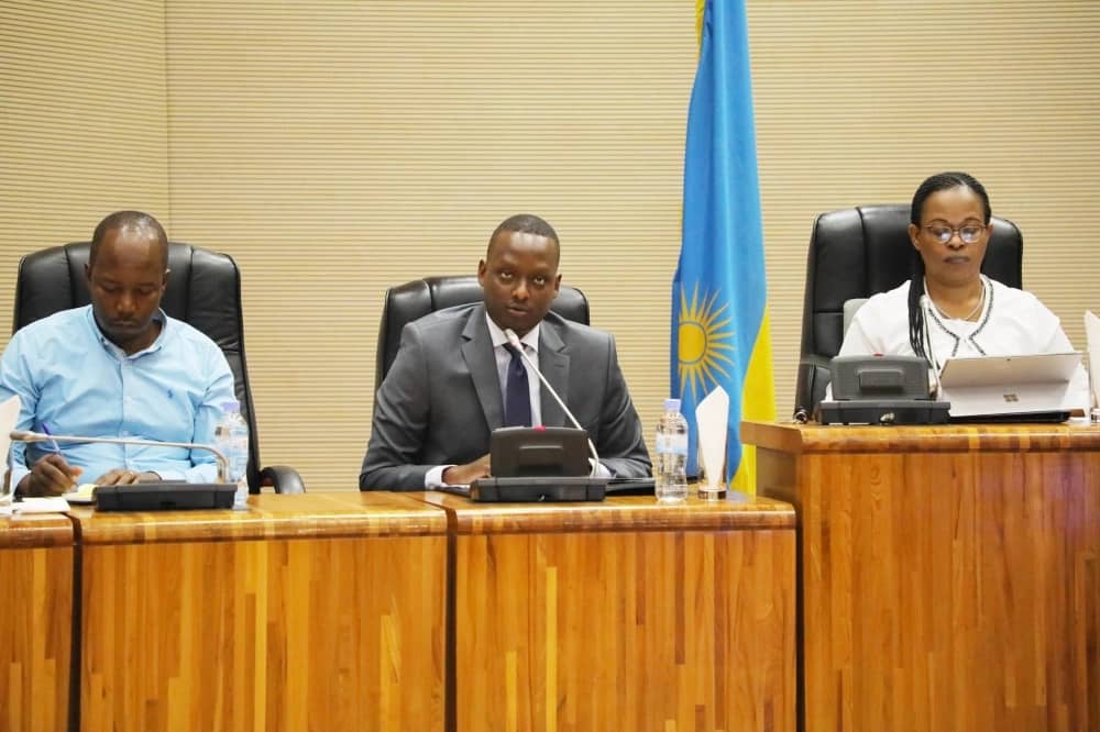 Dr Yvan Butera (hagati)