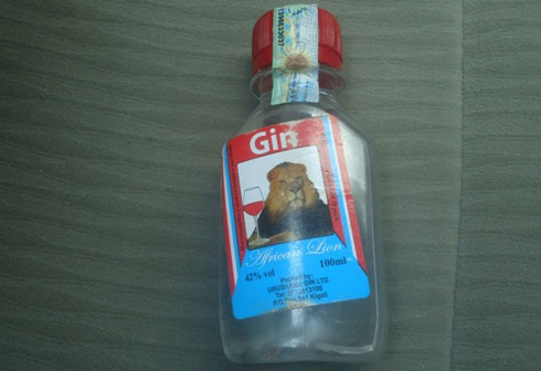 Ngo African Gin y'umwimerere ifite agapapuro karihi ikirango cya RRA