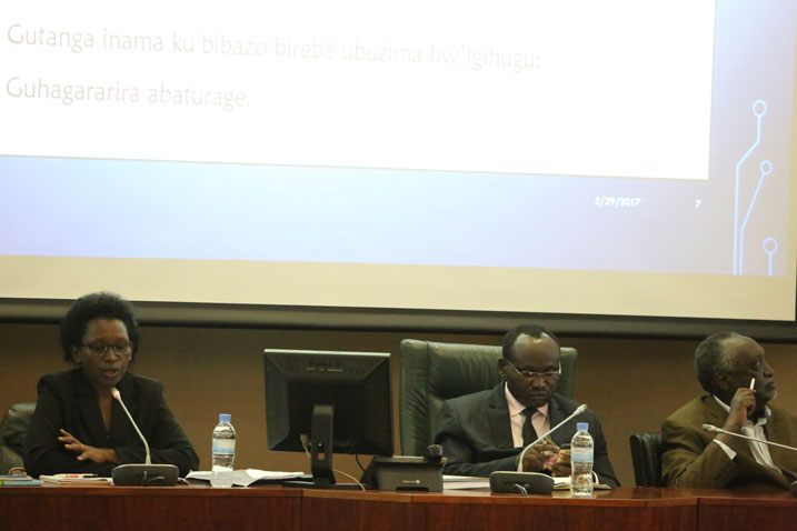 Abasenateri bemereye itangazamakuru ko bazarikorera ubuvugizi