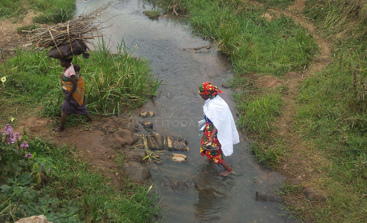 Abatinye kunyura ku iteme banyura mu mazi hirya gato yaryo