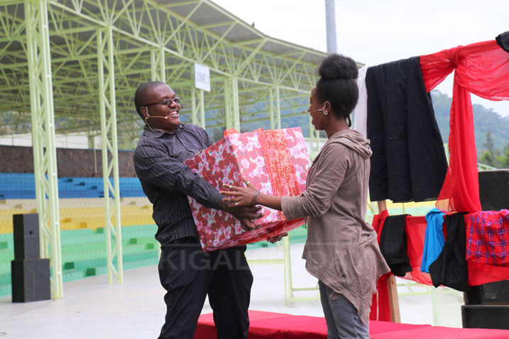 Itsinda Mashirika mu mukino ugaragaza umwana w'umukobwa ushukishwa impano