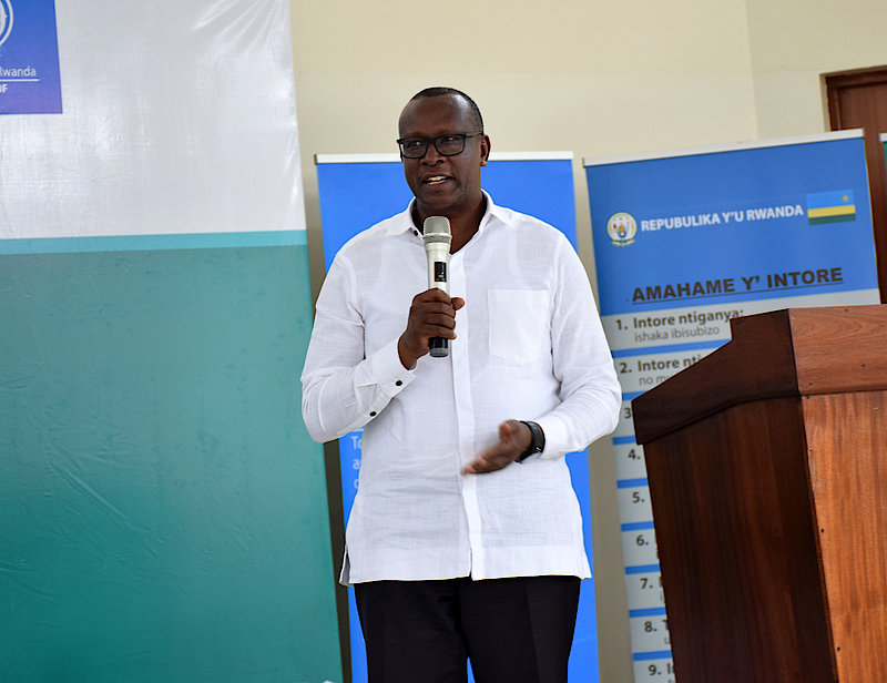 Minisitiri Bizimana avuga ko iyo gahunda iri mu rwego rwo kwegereza Abanyarwanda amasomo y