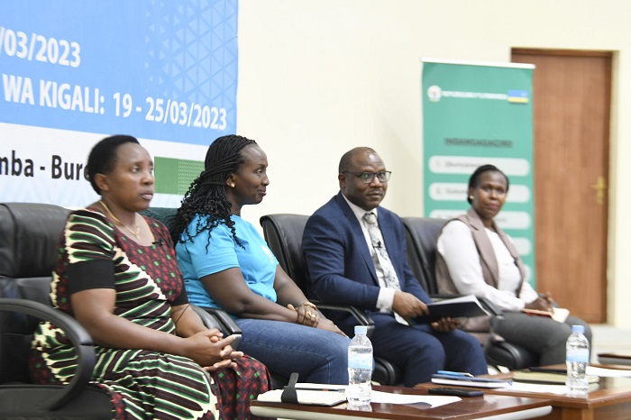 Minisitiri Musabyimana hamwe n'abandi bayoboozi bitabiriye uwo muhango